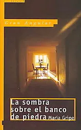 La sombra sobre el banco de piedra